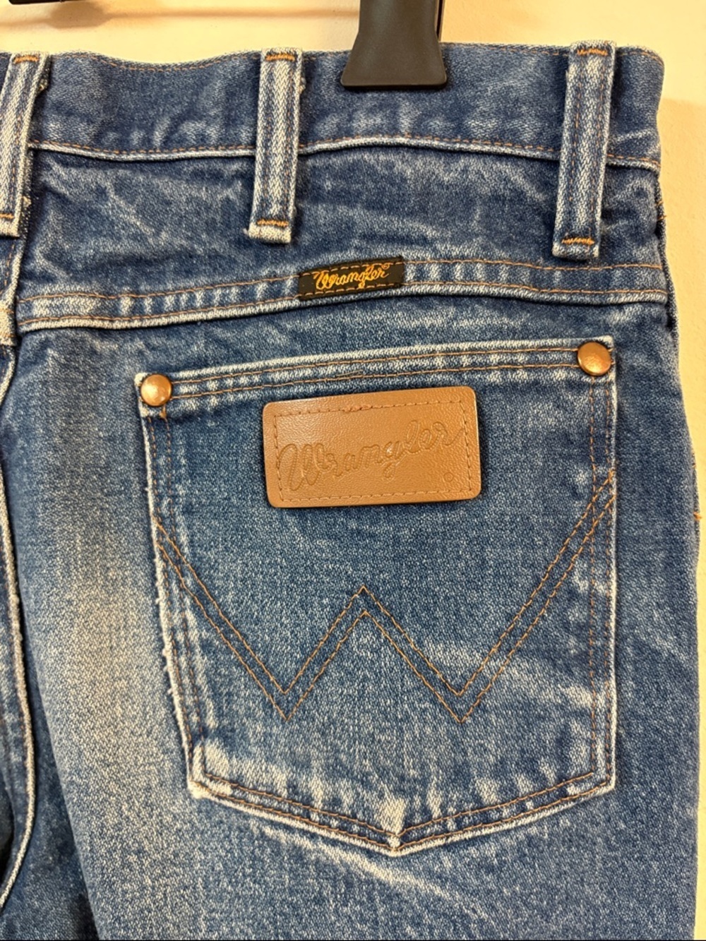 VINTAGE 90'S WRANGLER Men’s Medium Wash Straight Jeans with Raw Hem size 31 - Picture 4 of 5